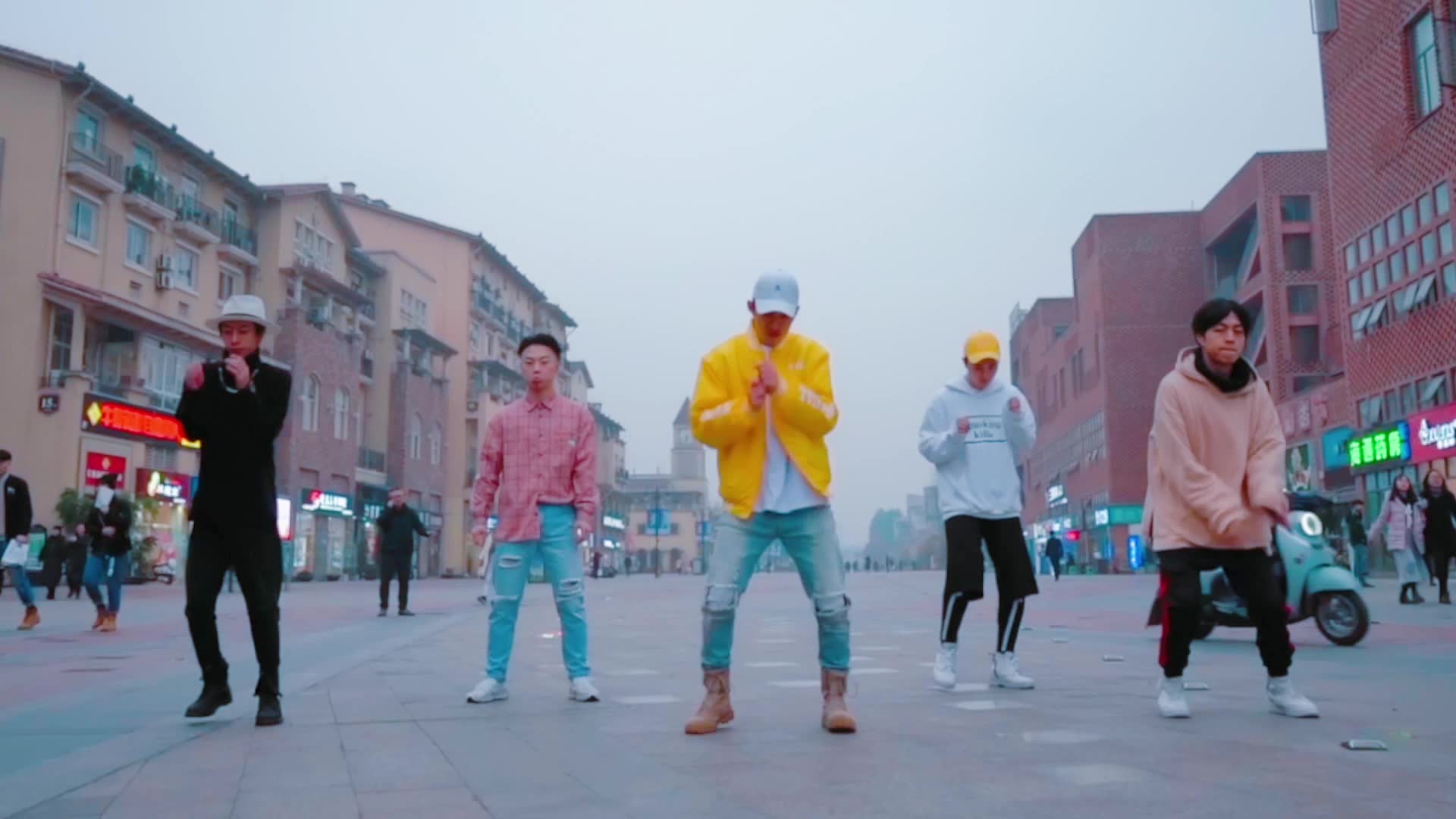 最近超火的 drops,大街上跳舞