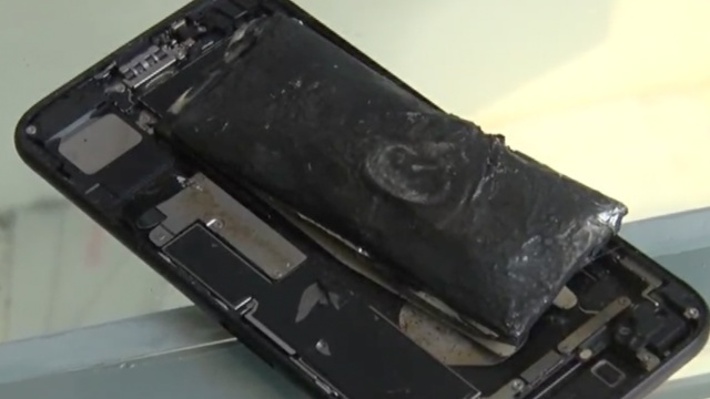 罕见! iphone  充电时爆炸