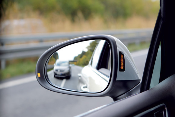 请教大家一个问题,我在汽车后视镜看左右后视镜老感觉后方的车跟车道