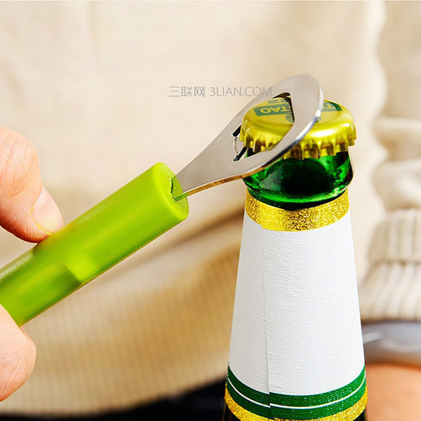 啤酒瓶盖没有起子怎么开,教你空手打开的方法