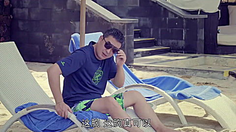 王小米一身泳装太 性感,路人都拿起手机拍照,不料帅大叔忍不了了