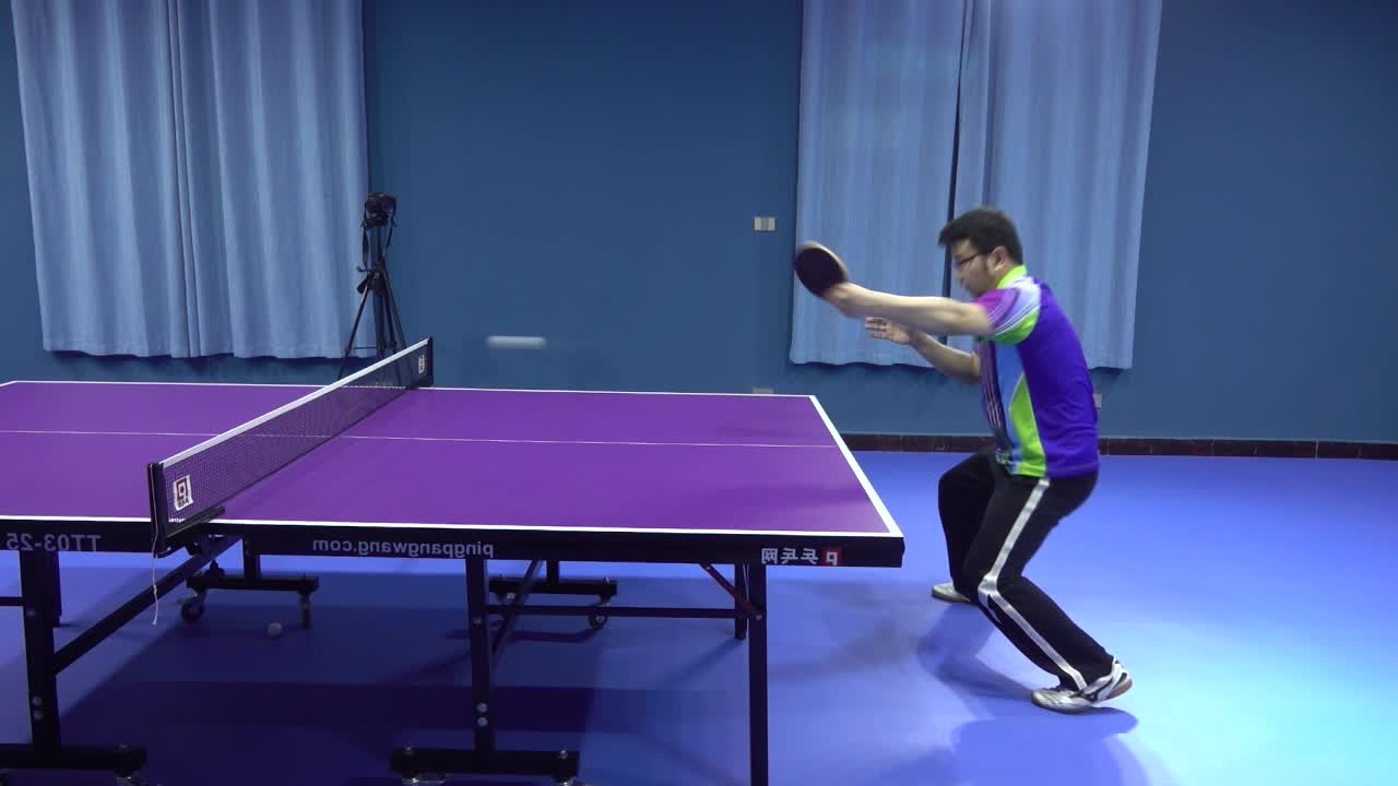 《乒乓球慢动作教学视频》第362集:湿父反手拉半出台球