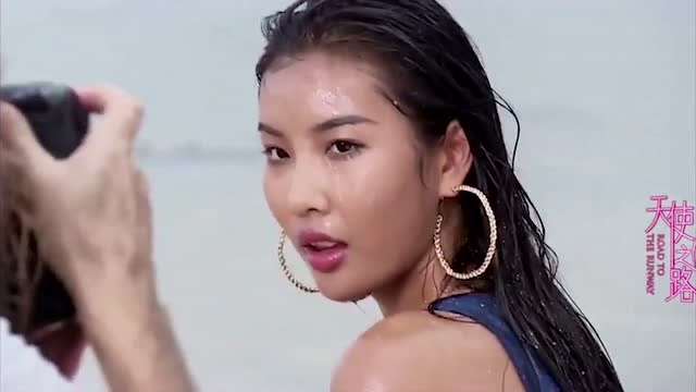 天使之路:储镒恬冒暴雨坚持拍摄,海滩边展现好身材