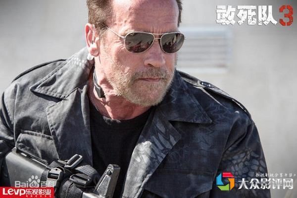 迎战昔日战友,如今的军火枭雄康拉德·斯通班克斯(梅尔·吉布森饰)