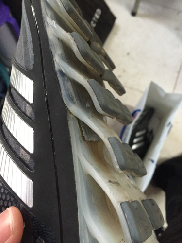 阿迪达斯刀锋战士鞋底因为水泡开胶,应该用什么胶粘?