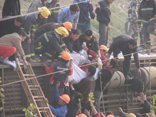 4月28日,山东淄博两火车相撞,众人自发献血