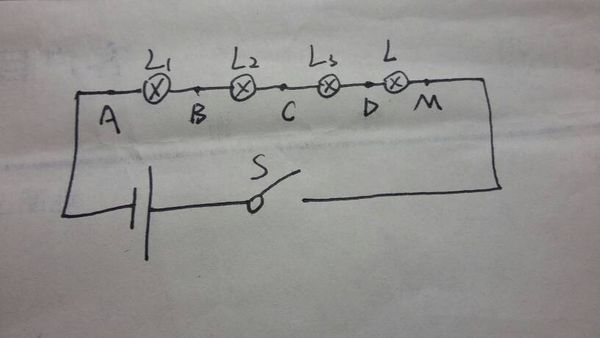 有一串小彩灯串联在一起,当电路中有一小灯泡发生断路后,其他小灯泡均