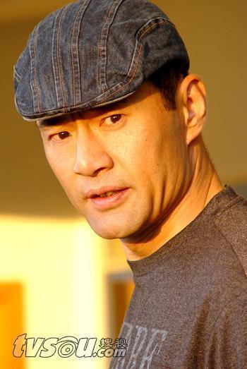 扮演新警察故事里跟成龙作对的警察的那个演员叫什么?