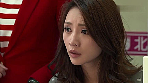 咱们结婚吧:  柳岩突然呕吐, 看来是有喜了, 你看凯丽姐都激动 的哭了