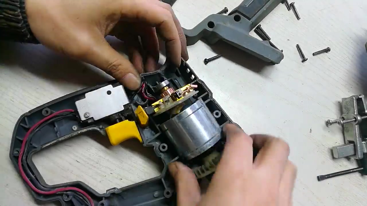 二手充 电电锤没用几下就坏了! 碳刷和电枢磨损严重!看我修好它