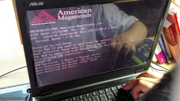 华硕笔记本开不了机了,一开机安esc显示这个,