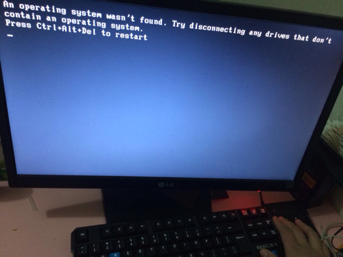 XP电脑开机不起，开机黑屏，显示一连串英文，键盘灯只亮了一个。 我朋友说她好像改里面驱动还是