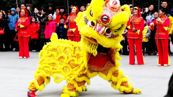 视频:舞狮 猛虎下山闯酒庄,全国舞龙舞狮大赛 新桥麒麟醒狮武术馆