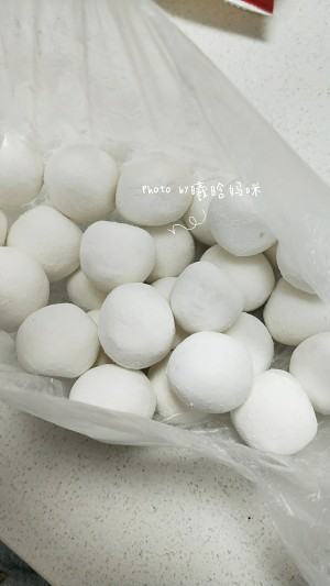 描述 冷冻过的汤圆,因为表面粘过一点点粉,就这样保存也不会黏起来