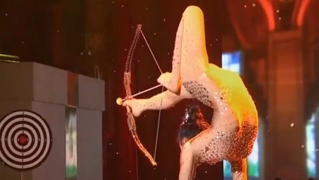 尹素丽演绎《柔术》,超柔软身体拿脚射箭,既惊艳又柔美