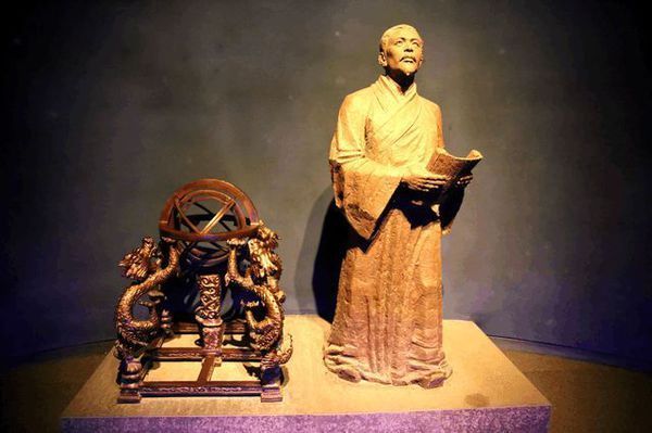 公元132年(阳嘉元年),张衡在太史令任上发明了最早的地动仪,称为候风