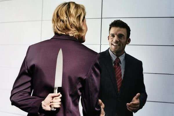 如果被人捅了一刀如何尽可能的保命?