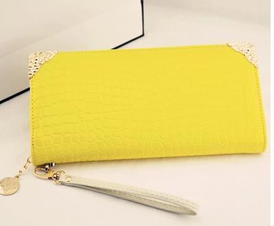 白色连衣裙配桃红色尖头高跟鞋 再配什么颜色