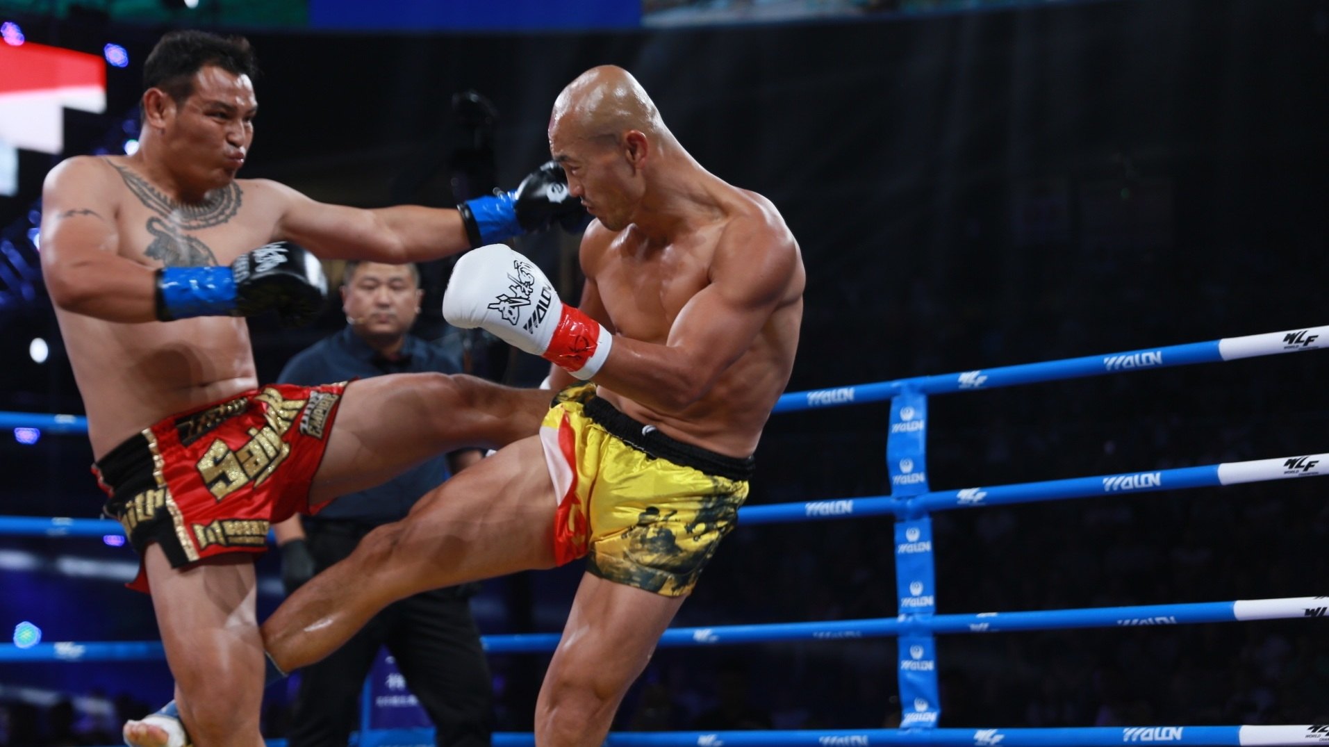 铁英华罕见转身后摆 ko泰国最硬男人 b>星当 /b>