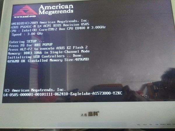 电脑老是出现开机卡在主板页面键盘灯不亮只能