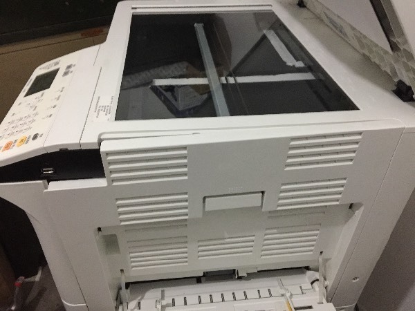 东芝2303a复印机卡纸之后,打开侧板盖把纸抽出来了,然后侧板盖合不上