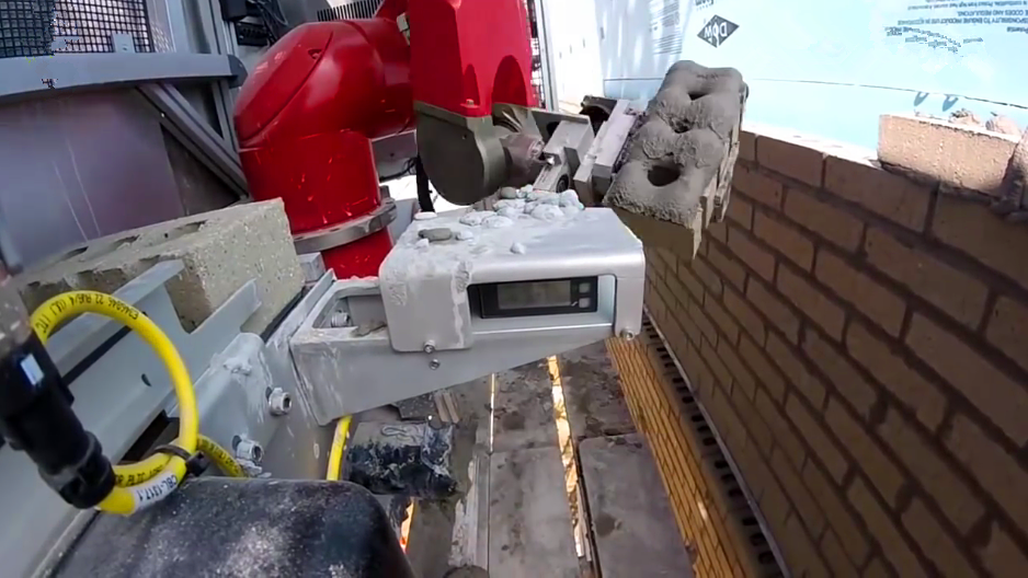 砌墙机器人一天盖好一座房,现在连搬砖都没机会了