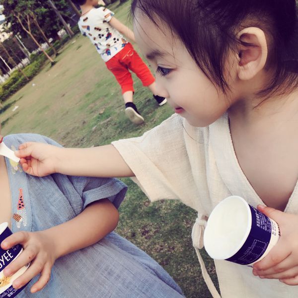 萌娃吃冰淇淋的情侣头像一左一右