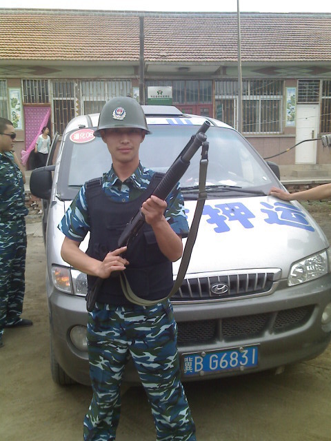 有没有关于描写保安的作文?