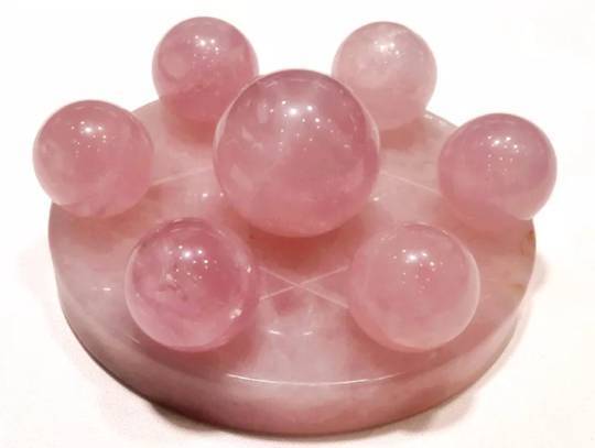 请问这个淡粉色的是什么玉石?