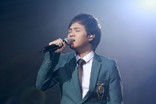 创作人龙军作词,中国神曲教父张超作曲,粤语版则是钟建波和陈婉玲填词