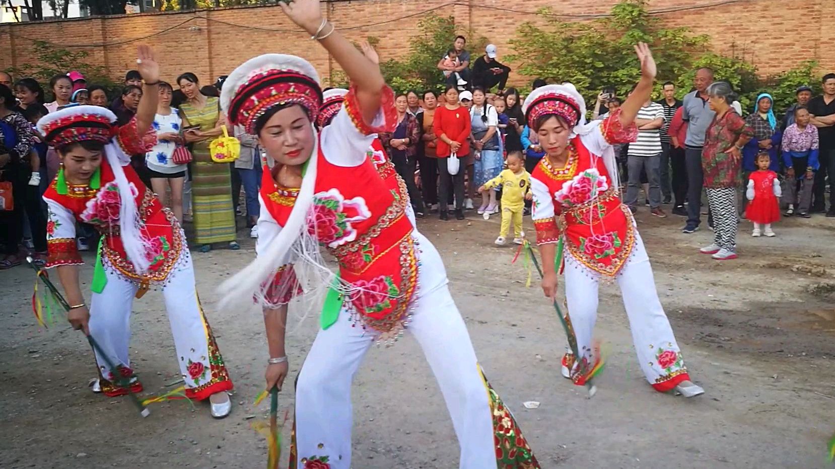 火把节之 b>白族霸王鞭 /b>