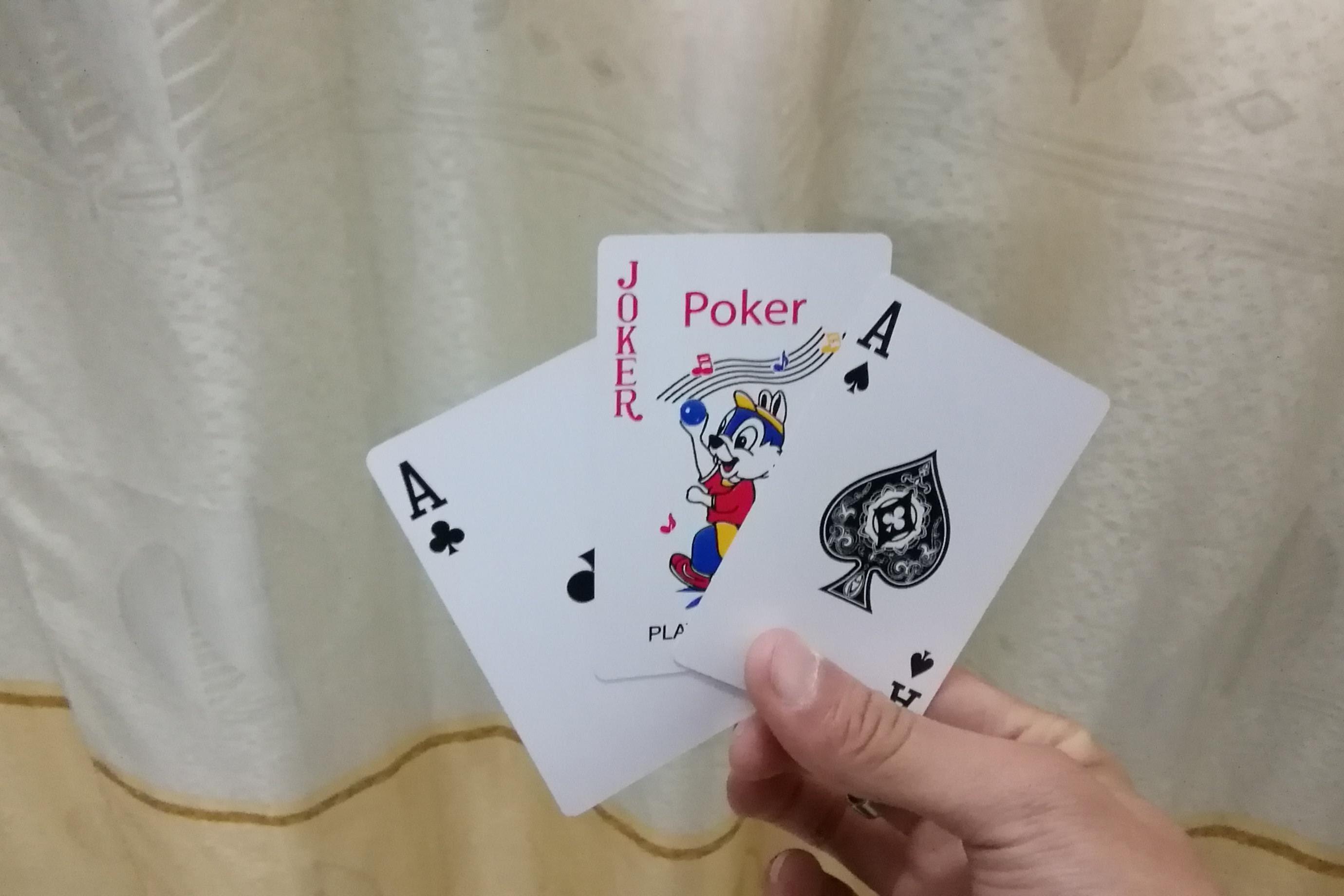 视频:街头猜鬼牌魔术揭秘,手比眼快?原来那么简单