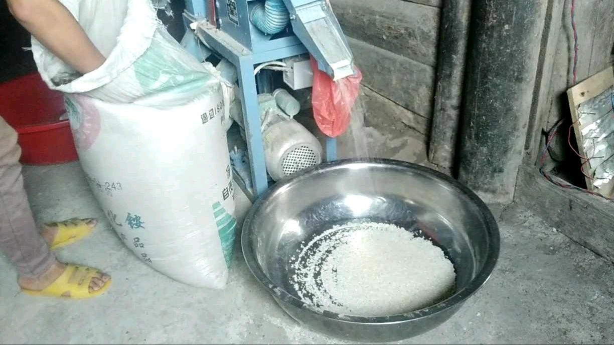 农村小伙自家用的 小型碾米机真的是太厉害了, 碾米又快又方便.