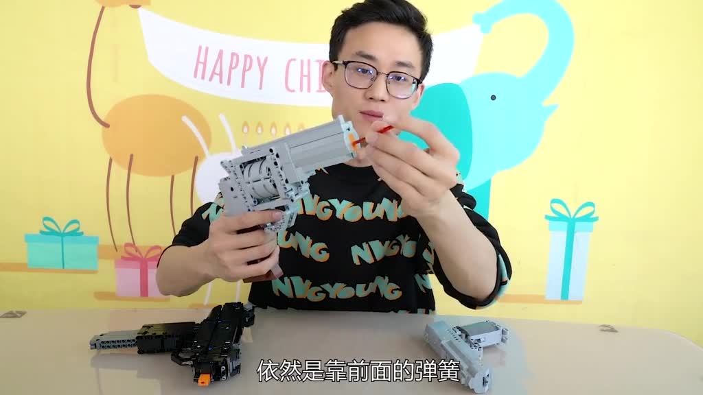乐高式积木左轮手枪, 弹膛竟然能旋转,好想学