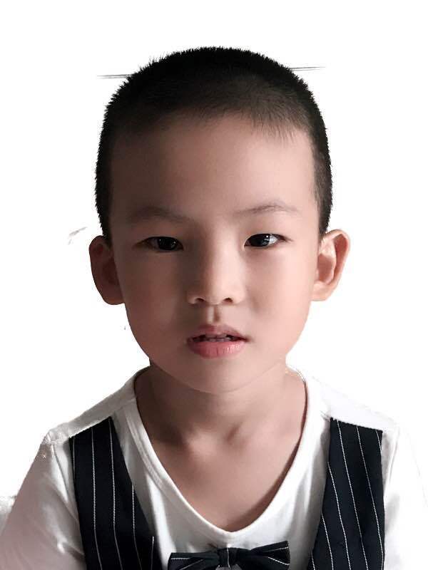 Ps大神,帮忙把小孩照片的背景色换成红色