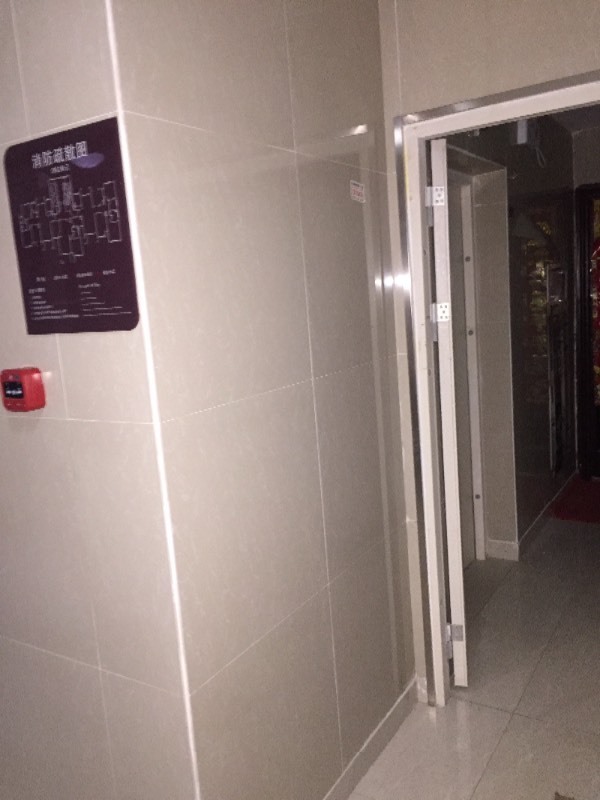 房子大门对着一面墙!是不是风水不好!