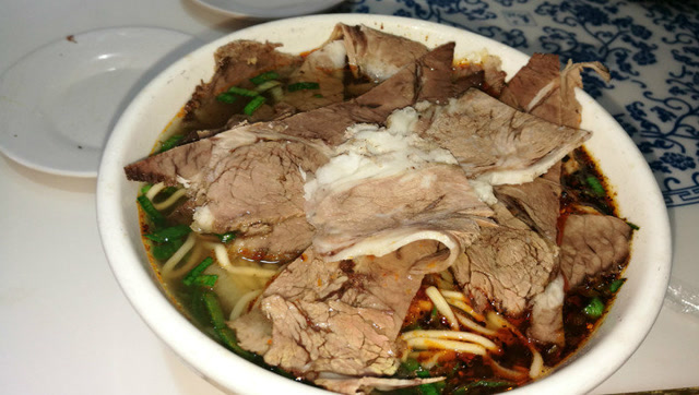 不愧是上过《舌尖上的中国》的兰州牛肉面,份量真是实在