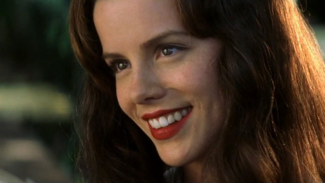 珍珠港:丹尼和伊芙琳甜美的渡过了一夜,丹尼爱上了她,伊芙琳心里却