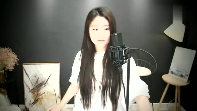 菲儿又唱起了《大悲咒》,虽然听不懂,但是感觉唱得太好听了