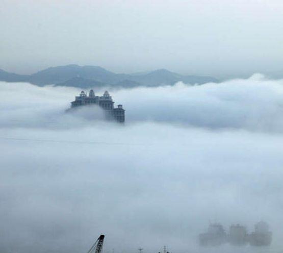 下午14时许济南惊现海市蜃楼,高新万达广场出现海市蜃楼奇观,两座写字