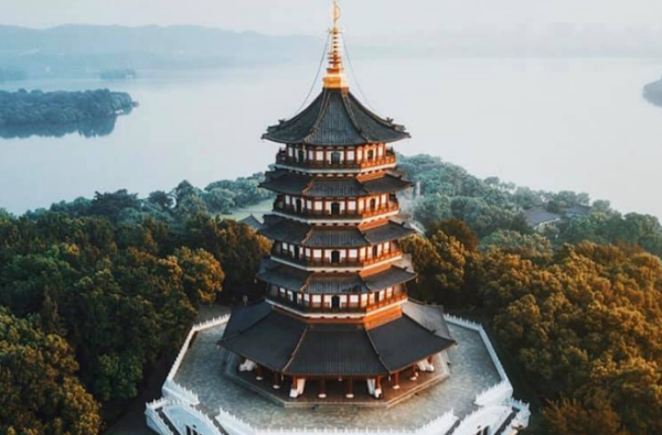 为什么雷峰塔在杭州 而金山寺在镇江?