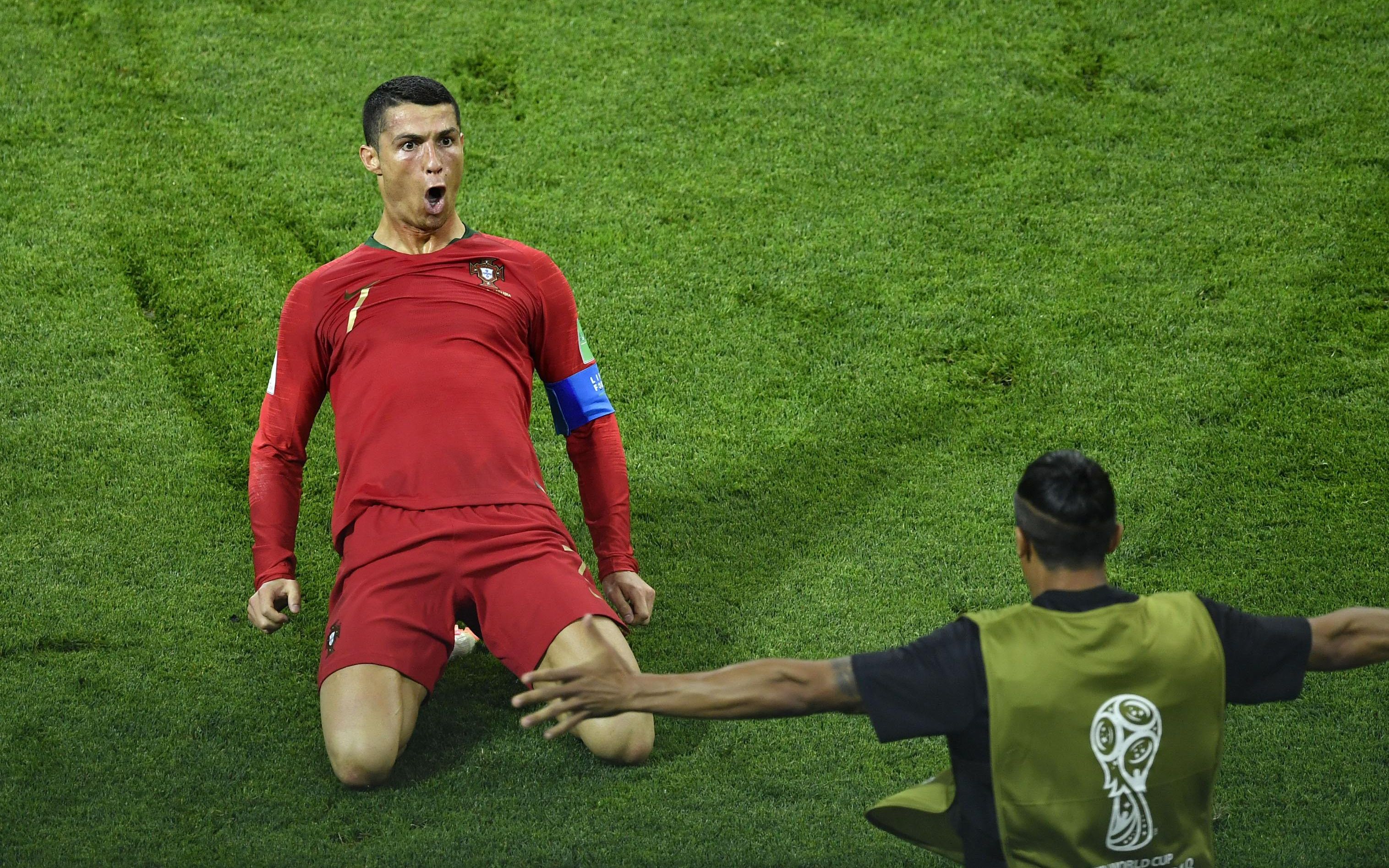 【任意球集锦】足坛50大重炮轰门,这球速能把球网打穿