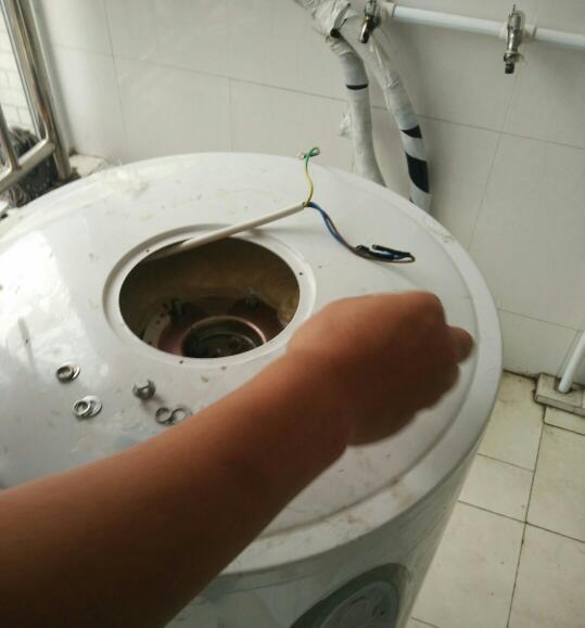 美的热水器清洗视频