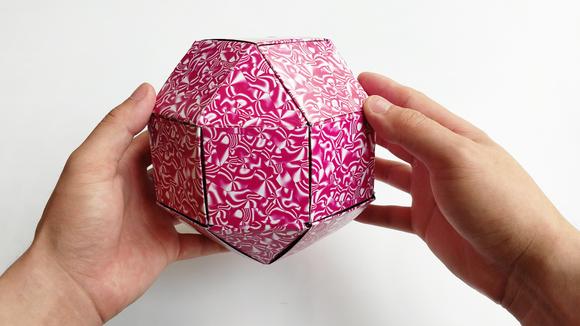 视频:教你用68张废旧扑克折减压圆球,很少人见过这样折,既简单还好玩