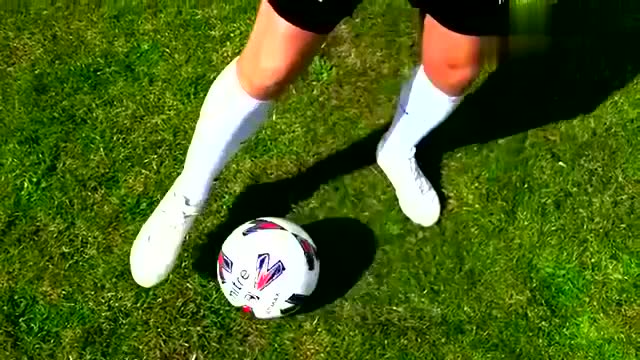 足球技巧:左右拨球变向教学,简单易学,超实用!