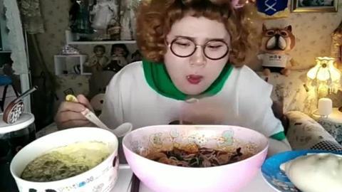 大胃王肉姐吃香辣 螺蛳粉,一碗鸡蛋羹