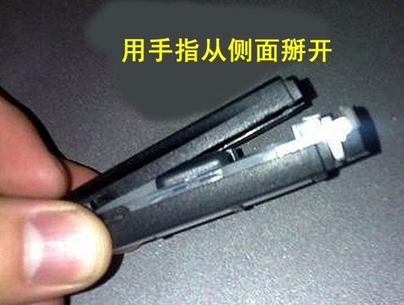 2017款迈腾遥控钥匙怎么换电池