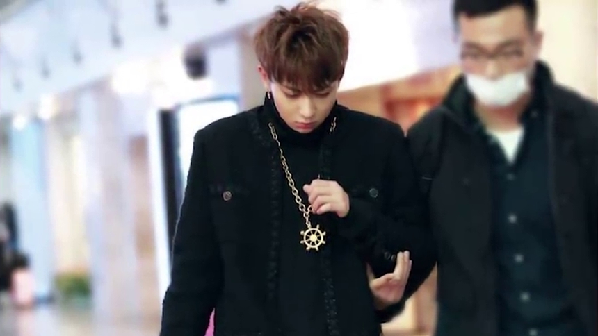 黄子韬机场突然晕倒 坐轮椅送往医院紧急治疗