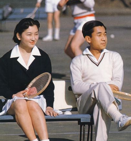 日天皇或生前退位_日本天皇生前退位,来看看天皇天后年轻时的样子