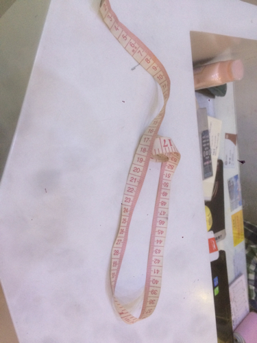 腰围用这样的尺子量的是76,77厘米.我应该穿几尺的裤子?